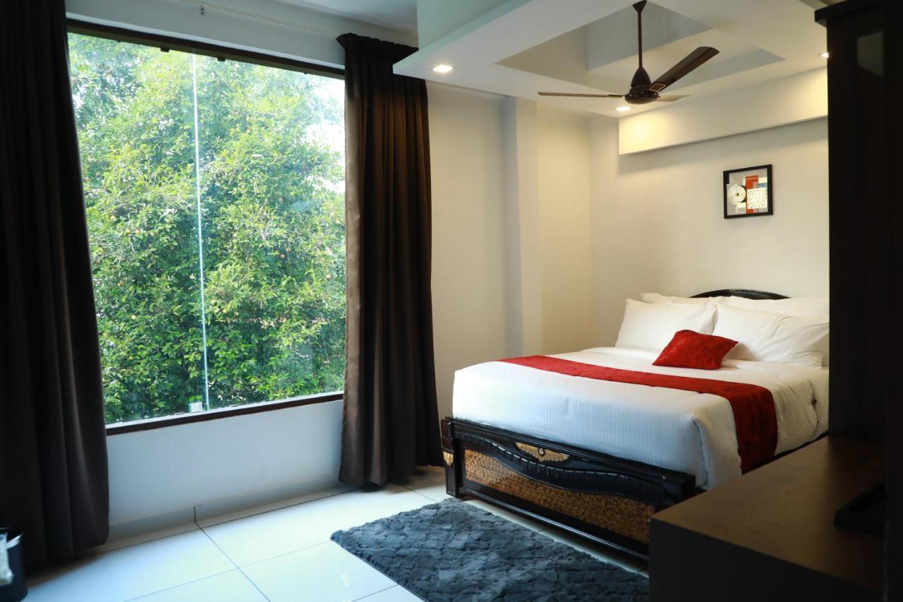 Achoos Residency Hotel Tiruvalla Exterior foto