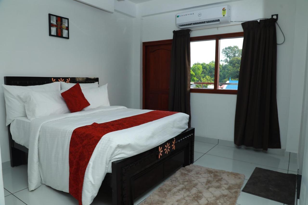 Achoos Residency Hotel Tiruvalla Exterior foto