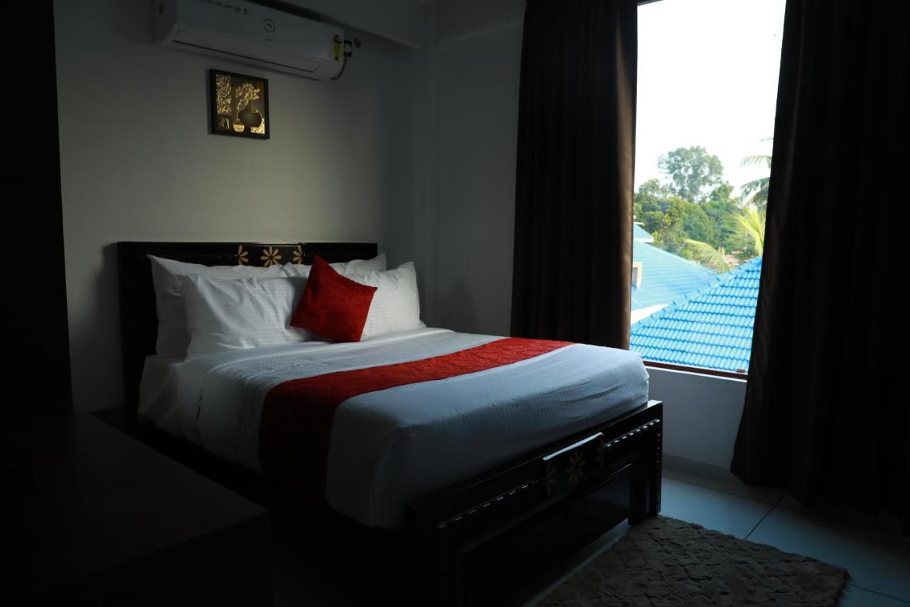 Achoos Residency Hotel Tiruvalla Exterior foto